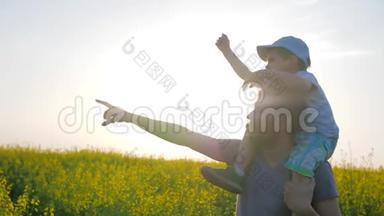 快乐的童年，<strong>爸爸</strong>和儿子在阳光明媚的天气里散步，<strong>爸爸</strong>和小男孩一起走过田野，手牵着地平线
